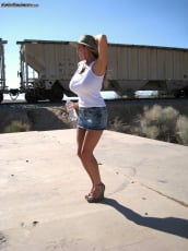 Kelly Madison - Doing it in the Desert | Picture (2)