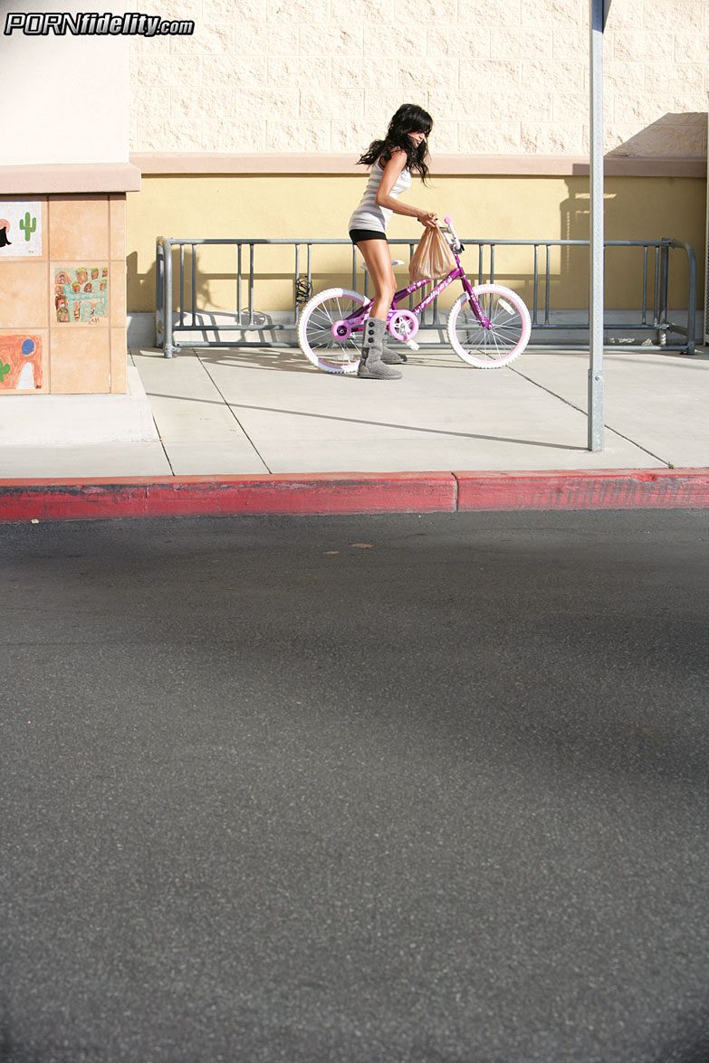 Perra caliente en bicicleta